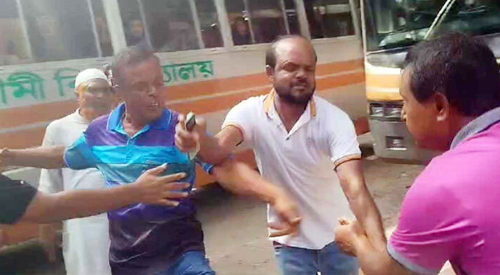 অফিস সময় শেষ হওয়ার আগেই বাসায় ফেরা নিয়ে দুই কর্মকর্তার মারামারি