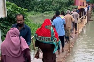 মিরপুর বাজারে পারাপারে ঝুকিপূর্ণ বিকল্প সাঁকো