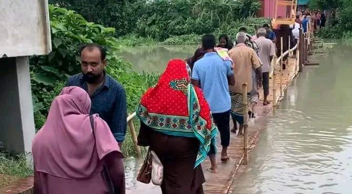 মিরপুর বাজারে পারাপারে ঝুকিপূর্ণ বিকল্প সাঁকো