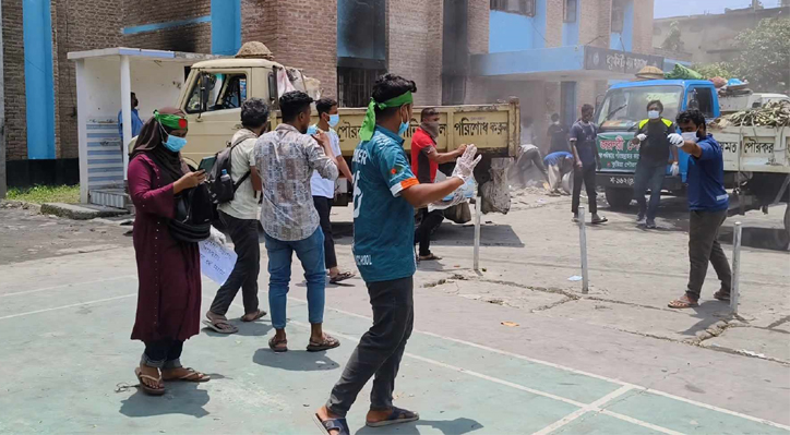 কুষ্টিয়া মডেল থানা পরিষ্কার ও ট্রাফিকের দায়িত্বে শিক্ষার্থীরা