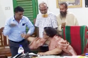 দায়িত্ব বুঝে পেতে গিয়ে মারধর ও হেনস্তার শিকার নারী উপাধ্যক্ষ 