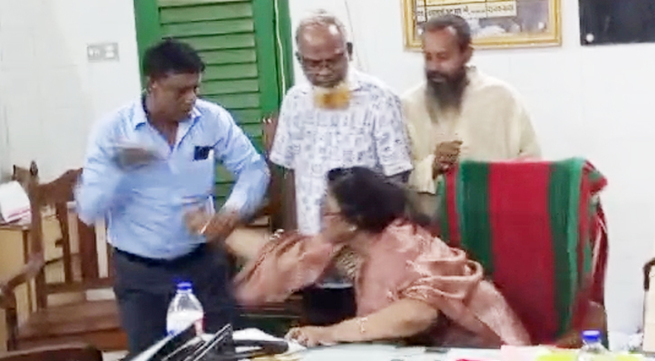 দায়িত্ব বুঝে পেতে গিয়ে মারধর ও হেনস্তার শিকার নারী উপাধ্যক্ষ 