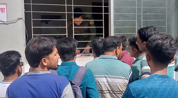 কুষ্টিয়া আঞ্চলিক পাসপোর্ট অফিসের ঘুষ গ্রহণের ভিডিও সামাজিক যোগাযোগ মাধ্যমে ভাইরাল