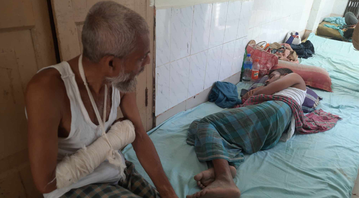 কুমারখালীতে তুচ্ছ ঘটনাকে কেন্দ্র করে প্রতিপক্ষের হামলায় আহত-২