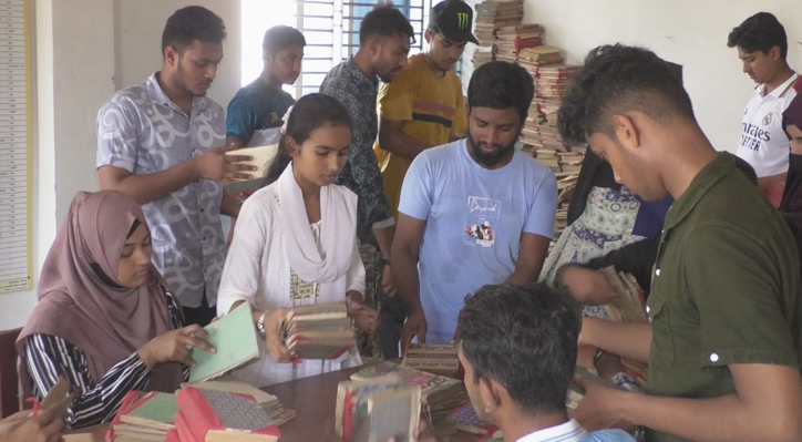 ছাত্রসমাজের সংস্কারের ছোঁয়া লেগেছে কুমারখালী পাবলিক লাইব্রেরীতে
