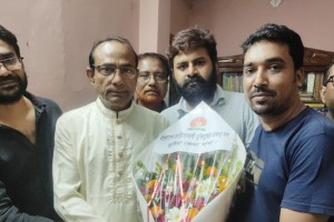 মুক্তিযুদ্ধের প্রজন্ম দলের পক্ষ থেকে কুতুব উদ্দিন আহমেদকে ফুলেল শুভেচ্ছা 