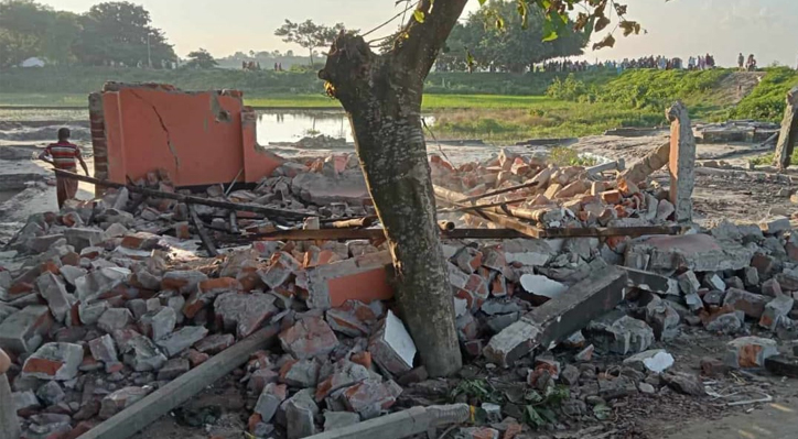 কুষ্টিয়া মঙ্গলবাড়ী বাঁধ এলাকায় ভাংচুর-লুটপাট ও অগ্নিসংযোগে ক্ষয়ক্ষতি ১০ লক্ষ টাকা