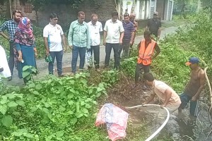 খোকসা পৌরসভায় জলাবদ্ধতা নিরসনে বিভিন্ন স্থান পরিদর্শন করেন পৌর প্রশাসক 