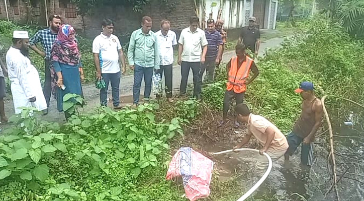 খোকসা পৌরসভায় জলাবদ্ধতা নিরসনে বিভিন্ন স্থান পরিদর্শন করেন পৌর প্রশাসক 