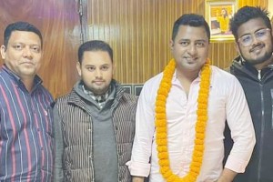 অমি-রনির ছত্রছায়ায় সজীব থেকে এসকে সজীব