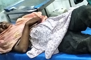 কুষ্টিয়া জেনারেল হাসপাতালে শিশু চোর সন্দেহে নারীকে গণধোলাই