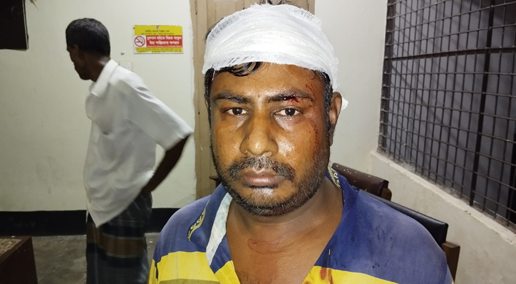 কুমারখালীতে ঝালমুড়ি দিতে দেরি হওয়ায় বিক্রেতাকে পিটিয়ে আহত
