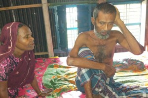 কুমারখালীতে বৃদ্ধ ভ্যানচালক শাহাতাবের বাঁচার আকুতি-দরকার ২ লাখ টাকা