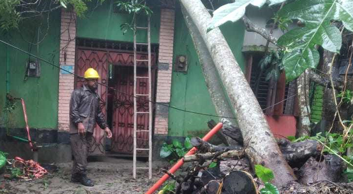 ভারী বৃষ্টিপাত ও ঝড়ো-হাওয়ায় ভোগান্তিতে  নিম্ন ও মধ্য আয়ের মানুষ