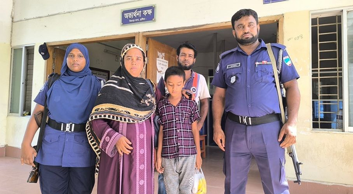 রাস্তায় পাওয়া শিশুকে পরিবারের কাছে হস্তান্তর করল মিরপুর থানা পুলিশ