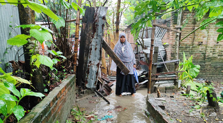 কুষ্টিয়ায় জমি নিয়ে বিরোধে মারধর ও বাড়িঘর ভাঙচুর
