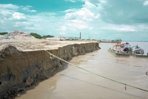 কুষ্টিয়ার ভেড়ামারায় পদ্মার ভাঙনে হুমকিতে শহর রক্ষা বেড়িবাঁধসহ কুষ্টিয়া-পাবনা মহাসড়ক