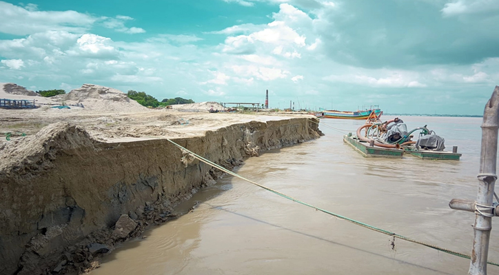 কুষ্টিয়ার ভেড়ামারায় পদ্মার ভাঙনে হুমকিতে শহর রক্ষা বেড়িবাঁধসহ কুষ্টিয়া-পাবনা মহাসড়ক