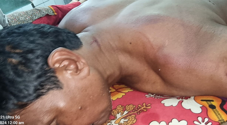 ভেড়ামারায় পাবনা সুইটের মালিককে মিষ্টির দোকানে ঢুকে বেধড়ক মারধর