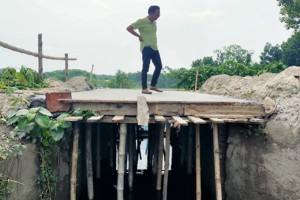 কুমারখালীতে জনস্বার্থে কালভার্ট সংস্কার করে প্রশংসায় ভাসছেন প্রবাসী বাবু প্রামাণিক