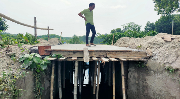 কুমারখালীতে জনস্বার্থে কালভার্ট সংস্কার করে প্রশংসায় ভাসছেন প্রবাসী বাবু প্রামাণিক