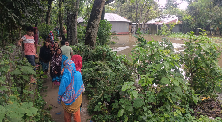 কুমারখালীতে পানি নিষ্কাশনের ব্যবস্থা না থাকায় শতাধিক তাঁতি পরিবার পানিবন্দী 