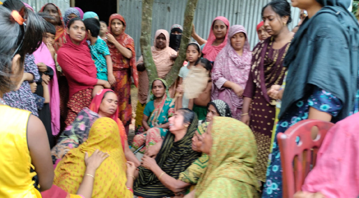 মাইক্রোবাস চাপায় সহোদর দুই বোন সহ প্রতিবেশী ৪ শিশুর মৃত্যুতে শোকের ছায়া