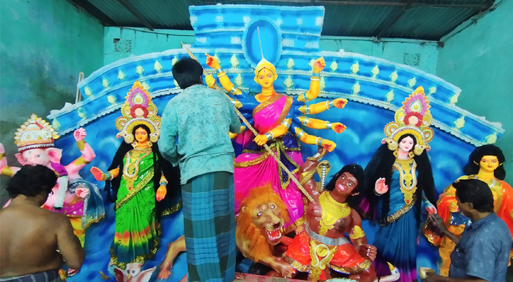 কুষ্টিয়াতে সাজছে দেবী দুর্গা, ব্যস্ত প্রতিমা শিল্পীরা জেলায় এবার ২২৭ টি মন্দিরে দুর্গা পূজা অনুষ্ঠিত হবে