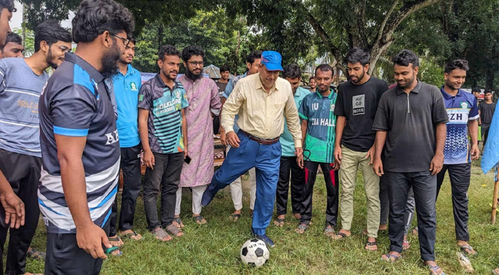 ইবিতে শহীদ মীর মুগ্ধ স্মৃতি আন্তঃব্লক ফুটবল টুর্নামেন্ট উদ্বোধন