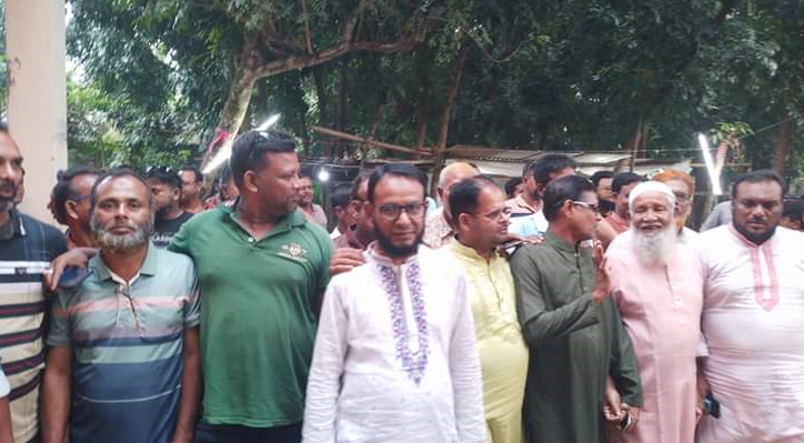 মিরপুরে বিএনপি নেতা আব্দুল হকের নেতৃত্বে পূজা মন্ডপ পরিদর্শন