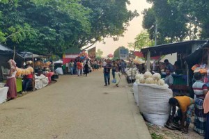 কুমারখালীর এতমামপুর ঠাকুরবাড়ি সার্বজনীন পূজা মণ্ডপ চত্বরের আড়ং ক্রেতা শূণ্য