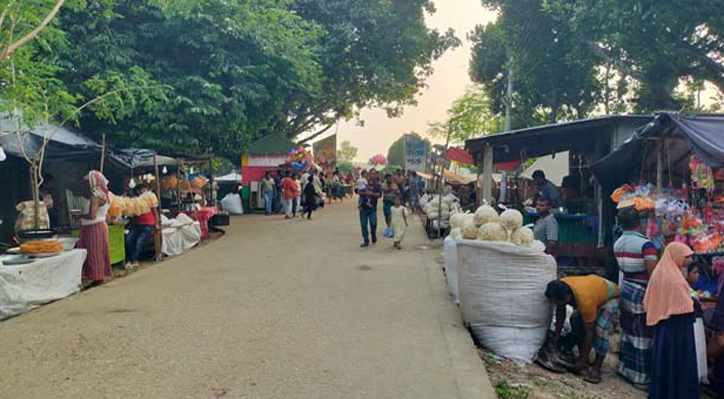 কুমারখালীর এতমামপুর ঠাকুরবাড়ি সার্বজনীন পূজা মণ্ডপ চত্বরের আড়ং ক্রেতা শূণ্য