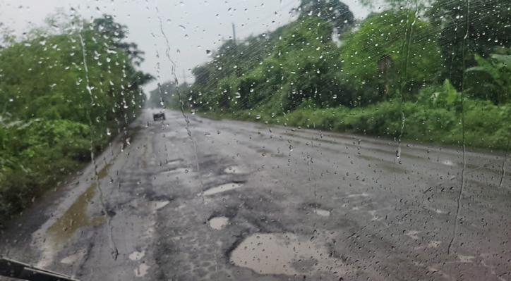 সংস্কারের অভাবে বেহাল হয়ে পড়েছে কুষ্টিয়া-ইবি মহাসড়ক