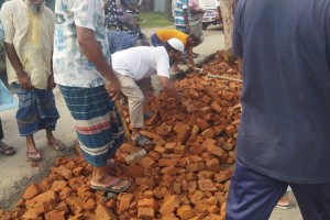 কুষ্টিয়ায় ভাঙ্গা রাস্তা মেরামতে করলেন জামায়াতের নেতাকর্মীরা