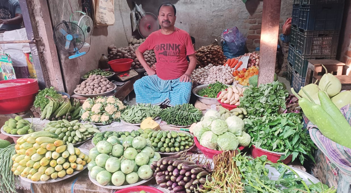 কুষ্টিয়ার বাজারে সবজির দাম কিছুটা কমলেও অস্বস্তিতে ক্রেতারা