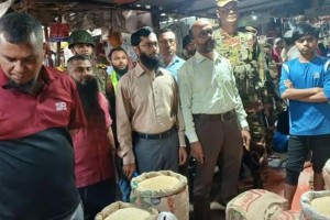 বেশি দামে পণ্য বিক্রি করায় দুই ব্যবসায়ীকে জরিমানা