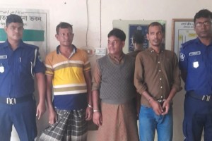দৌলতপুর থানা পুলিশের অভিযানেতিনজন গ্রেফতার