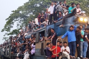 জীবনের ঝুঁকি নিয়ে ট্রেনের ছাদে উঠে লালন ভক্ত-অনুসারীরা আসছে ছেঁউড়িয়ায় লালন উৎসবে