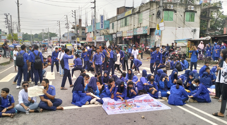 কুষ্টিয়ায় অধ্যক্ষ-শিক্ষকের পদত্যাগের দাবিতে শিক্ষার্থীদের সড়ক অবরোধ