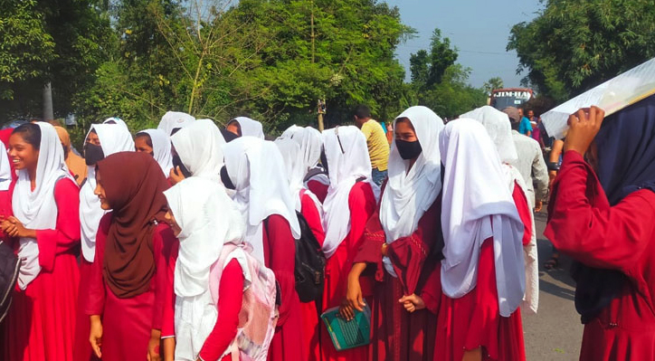 খোকসায় শিক্ষকের বিরুদ্ধে ছাত্র-ছাত্রী ও ধর্মপ্রাণ মুসলমানদের প্রতিবাদ সমাবেশ