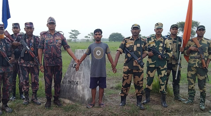 ভারতের অভ্যন্তরে আটককৃত দৌলতপুরের যুবককে বিজিবি’র নিকট হস্তান্তর