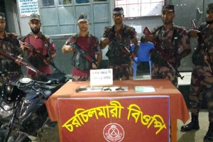 দৌলতপুর সীমান্তে বিজিবি’র অভিযানে অস্ত্র ও মাদকসহ চারজন আটক