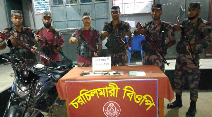 দৌলতপুর সীমান্তে বিজিবি’র অভিযানে অস্ত্র ও মাদকসহ চারজন আটক