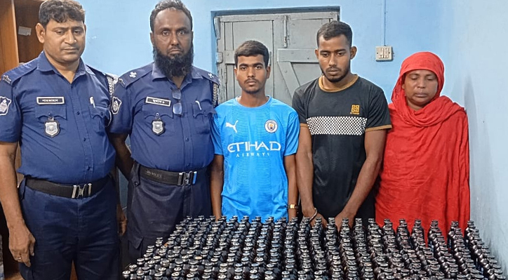 পোড়াদহ রেলওয়ে স্টেশনে ফেনসিডিলসহ তিন মাদক ব্যবসায়ী আটক