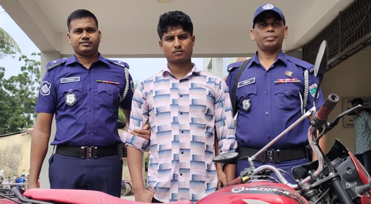 দৌলতপুরে ছিনতাইয়ের সাজানো নাটকে ফেঁসে গেলেন সেই ঔষধ কোম্পানির হাফিজুর