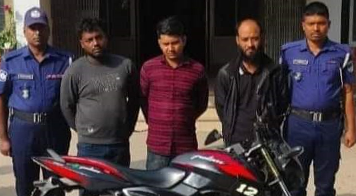 ভেড়ামারা থানা গ্যারেজ থেকে মোটরসাইকেল চুরির তিন চোর আটক 