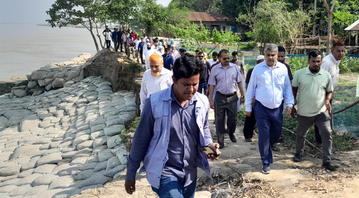 মিরপুর উপজেলা নদী ভাঙ্গন এলাকা পরিদর্শনে পানি উন্নয়ন বোর্ড এর মহাপরিচালক মুহাম্মদ আমিরুল হক ভূঞা