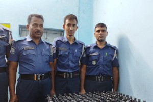 পোড়াদহ স্টেশনে নকশী কাঁথা ট্রেন থেকে ফেনসিডিল উদ্ধার 