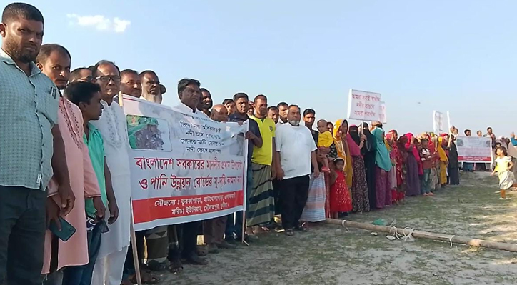 দৌলতপুরে পদ্মা নদীর ভাঙ্গন রোধে এলাকাবসীর মানববন্ধন 
