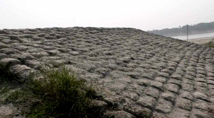 কুমারখালীতে রাতের আঁধারে নদী রক্ষা বাঁধ ঘেঁষে বালু উত্তোলনের অভিযোগ